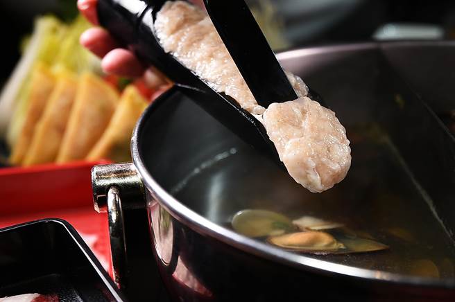 在礁溪長榮鳳凰酒店嗑火鍋，可以主廚手工製作的「蝦滑」下鍋涮食。（圖／姚舜）