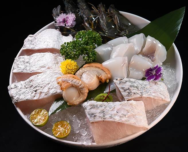 〈煙波亭〉吃到飽火鍋的「海鮮盤」，內有紐西蘭淡菜、北海小花枝、透抽、鯛魚片、白蝦等。（圖／姚舜）