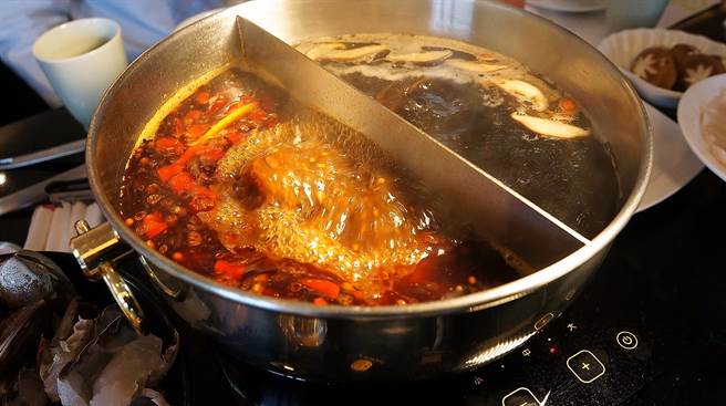 嗑麻辣鍋若要避免「辣到有困難」，建議在湯頭沸騰冒泡的「開鍋」處下料涮食。（圖／姚舜）