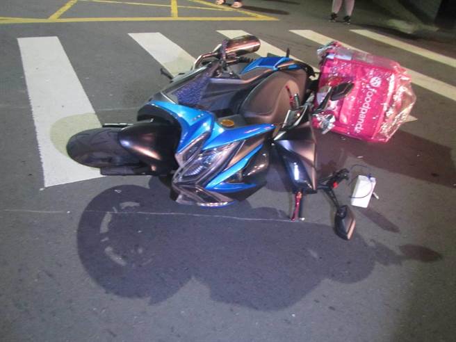 两辆机车后座都安置粉红色特徵的熊猫外送保温箱，同样都是外送员，奔波送餐中发生交通事故。（民眾提供／卢金足台中传真）