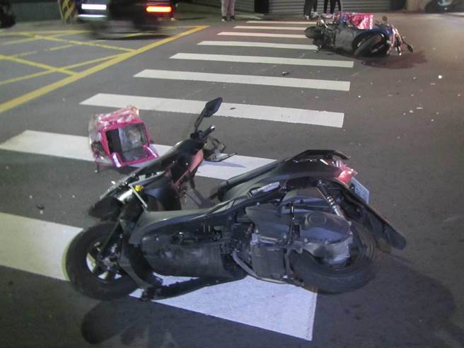 两名熊猫外送员深夜急送餐，行经台中市西屯区出「撞」况，造成两名外送员受伤送医。（民眾提供／卢金足台中传真）