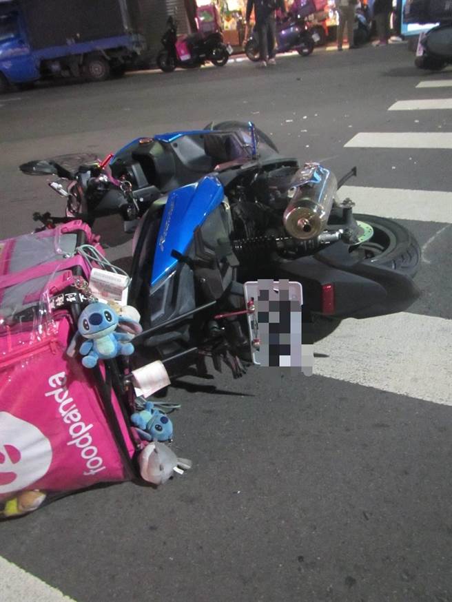 两名骑士都是外送员，因衝撞力道大酿成多处受伤送医治疗。（民眾提供／卢金足台中传真）
