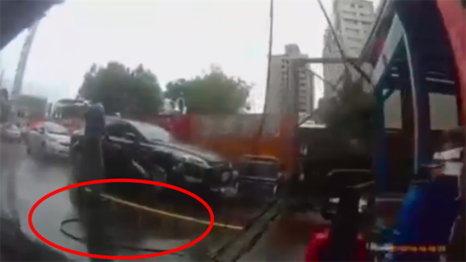 桃園1名機車騎車日準備從加油站駛離時，車輪因壓過一旁洗車場的水管，導致自摔打滑數公尺，事後傷口感染、動手術住院1周。（圖／翻攝自臉書「爆料公社」）