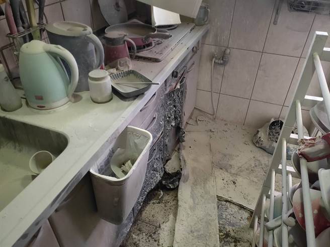 台中市丰原区某民宅11日上午传出火警，疑似为夫妻争吵后，在屋内泼洒汽油点火，两人双双烧烫伤送医，现场一片狼藉。（苏育宣翻摄）