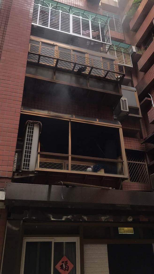 疑神明桌电线走火　芦洲民宅起火4人自行逃出（翻摄照片／戴上容新北传真）