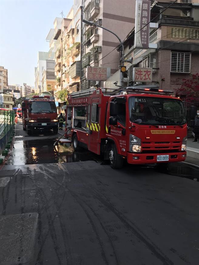 疑神明桌电线走火　芦洲民宅起火4人自行逃出（翻摄照片／戴上容新北传真）
