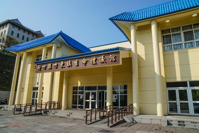 開闢五峰鄉大鹿林道的榮民遺骸有53具無後人認領，置放在竹東生命紀念園區倉庫。（羅浚濱攝）