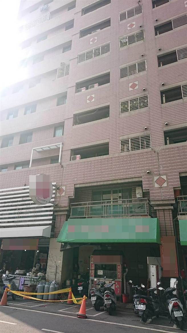 老婦人輕生現場就在一排美食店門口，嚇壞店家與顧客。（程炳璋攝）