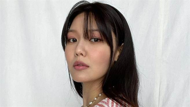 秀英近日晒出一系列私服穿搭秀出美腿。（图／IG@sooyoungchoi）