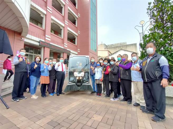 彰化縣社頭鄉公所斥資300萬，購入彰化縣第一台小型掃街車，迷你的外型具有操作靈活的特性，迴轉半徑極小出入小巷弄都相當便利。(吳建輝攝)