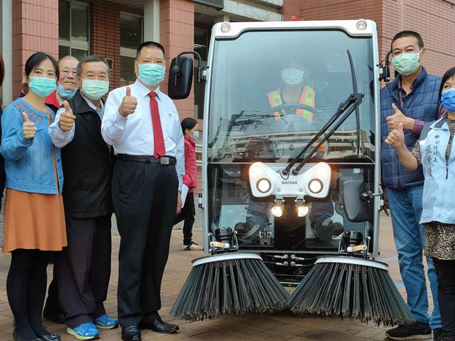 社頭鄉長劉錦昌(左4)表示，小型掃街車模樣可愛，超迷你的外型放到街道上，就像都市版的掃地機器人。(吳建輝攝)