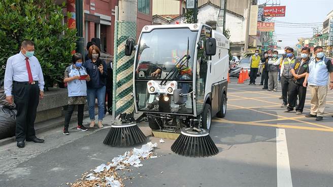 從德國進口的小型街掃車要價300萬，未來投入社頭鄉道路清潔工作，可減少不少清潔人力。(吳建輝攝)