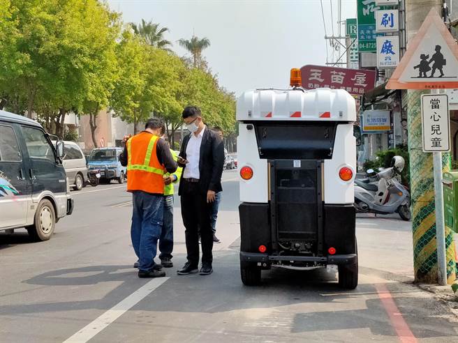 狹窄的車型就算行駛在路上清掃街邊，也不會嚴重影響到車流。(吳建輝攝)