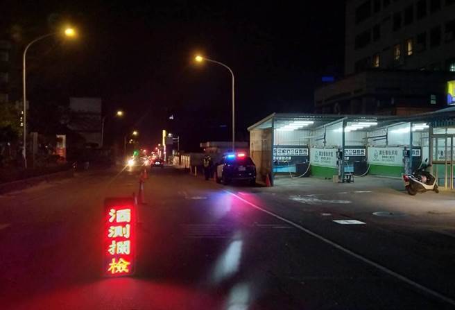 金门警方加强夜间路检酒测，提醒民眾关心自己和别人的安全。（警方提供）