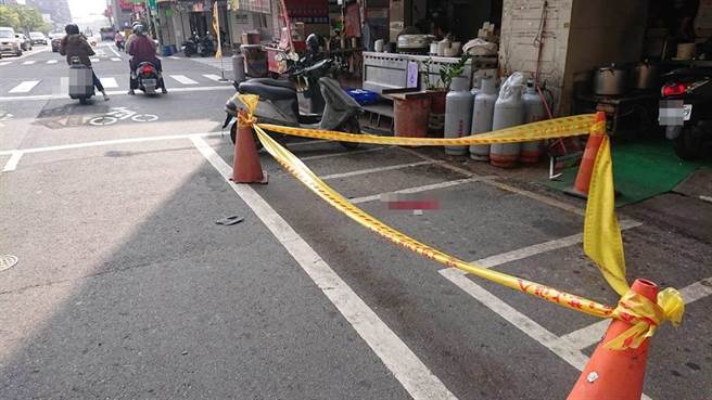 老婦人輕生現場就在一排美食店門口，嚇壞店家與顧客。（程炳璋攝）