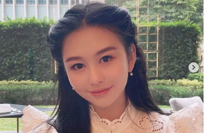 沈月遗传妈妈邱淑贞完美基因。(图／翻摄自IG)