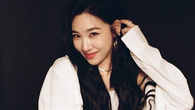 Tiffany近日在IG上曬出火辣穿搭照吸引目光。（圖／IG@ tiffanyyoungofficial）