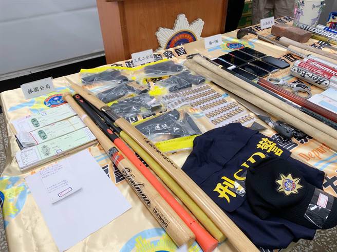 高市警察局執行全國掃黑專案，破獲7個暴力討債集團，帶回相關犯案工具等證物。（柯宗緯攝）