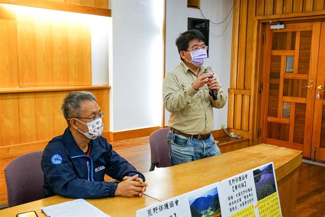 宜兰县政府秘书长林茂盛（左）与荒野保护协会秘书长刘建隆，今天对外说明近期的双连埤生态教室使用争议。未来生态教室拟朝与协会续约、释出空间给民眾的方向努力。（李忠一摄）