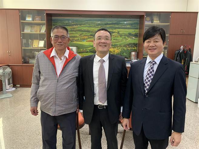 大园区农会11日选举结果出炉，常务监事游象河（左一）、理事长游智健（中）、总干事吕理标（右一）顺利当选。（姜霏摄）