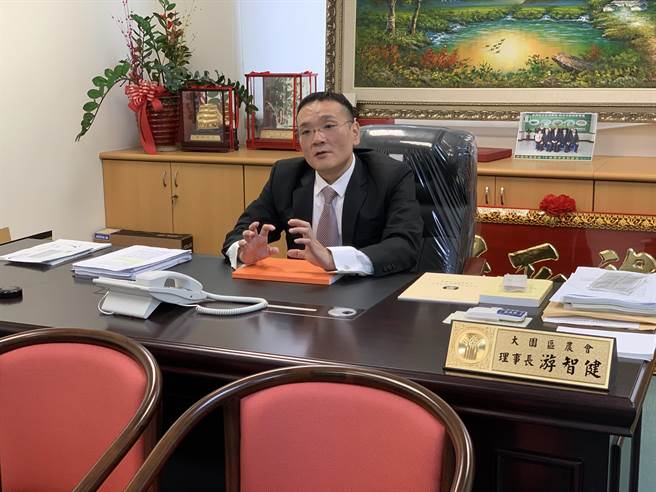 大园区农会理事长游智健连任第二届理事长，他表示「连任就是责任！」未来会为了农友更加倍努力。（姜霏摄）