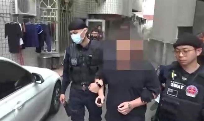 嘉义市警方扫黑，逮捕犯罪集团成员。（嘉义市警察局提供）