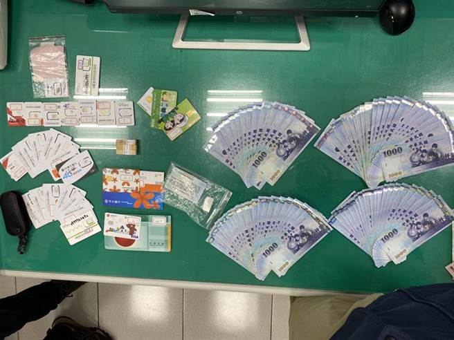 嘉义市警方查获组织犯罪集团，起获大批物证。（嘉义市警察局提供）