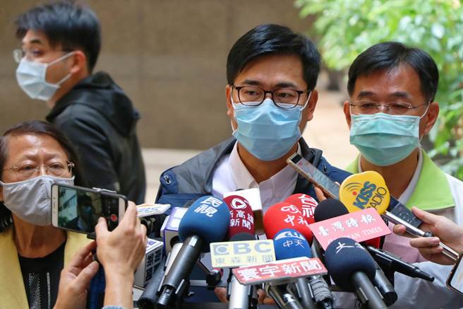 大陸禁止進口台灣鳳梨，高雄市長韓國瑜表示，雞蛋不要放同一籠子，開拓多元國際市場才是對農民實質的最大幫助。 (林雅惠攝)