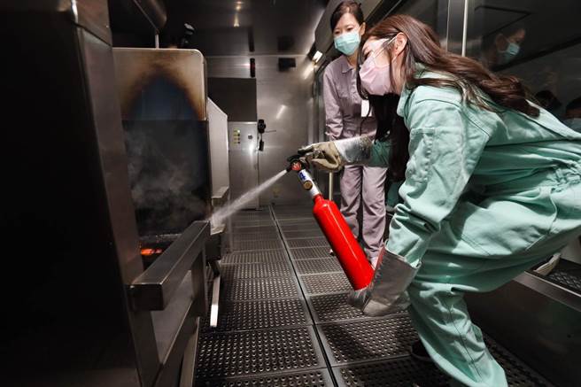 空服体验营2.0将延续实作体验。（长荣航空提供／陈佑诚传真）