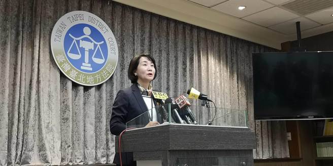 台北地院審理華山分屍案民事求償訴訟，今判兇手陳伯謙要賠死者父母共1401萬餘元，圖為北院行政庭長黃珮禎說明判決理由。（黃捷攝）