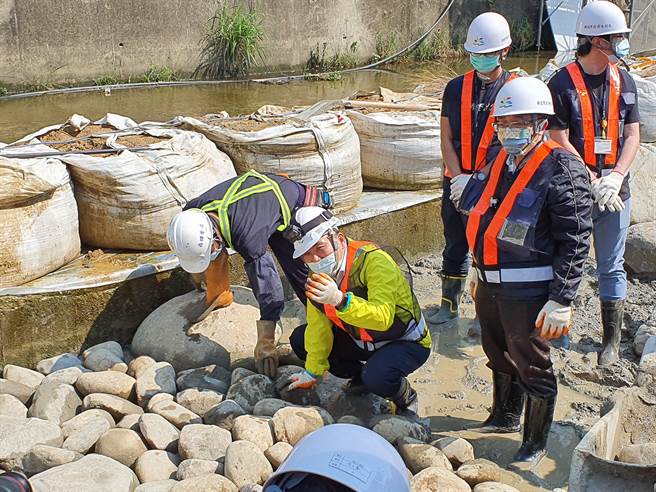 新北市長侯友宜今（11日）上午前往中和區藤寮坑溝體驗砌石。（葉書宏攝）