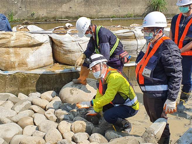 新北市長侯友宜今（11日）上午前往中和區藤寮坑溝體驗砌石。（葉書宏攝）