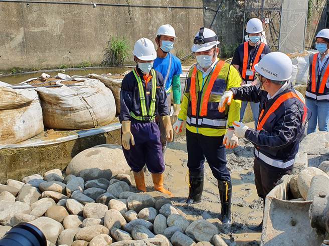 新北市長侯友宜今（11日）上午前往中和區藤寮坑溝體驗砌石。（葉書宏攝）