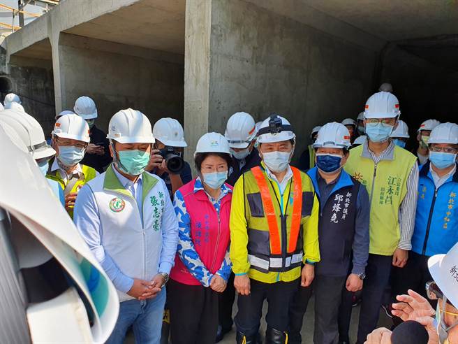 新北市長侯友宜今（11日）上午前往中和區藤寮坑溝體驗砌石。（葉書宏攝）