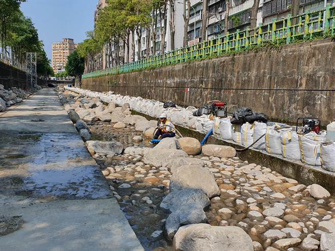 新北市長侯友宜今（11日）上午前往中和區藤寮坑溝體驗砌石。（葉書宏攝）