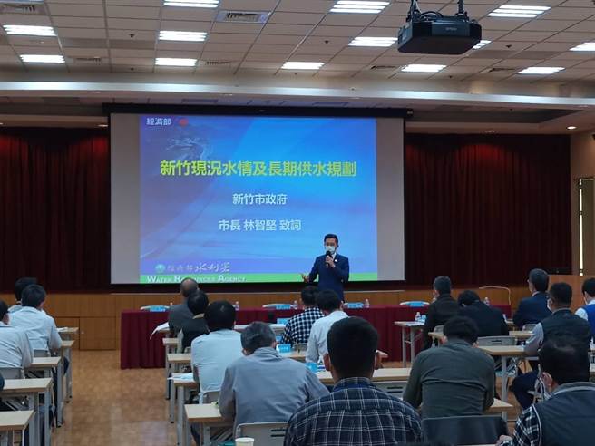 新竹地區水情橙燈，水利署、竹科管理局與新竹市政府11日開會，與園區廠商商討用水。（邱立雅攝）