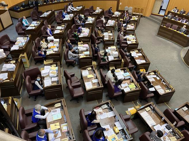 墊付案採記名投票，僅國民黨籍黃婉如、陳萬得、黃敬平、無黨籍牛煦庭、和時代力量簡智翔不同意。(蔡依珍攝)