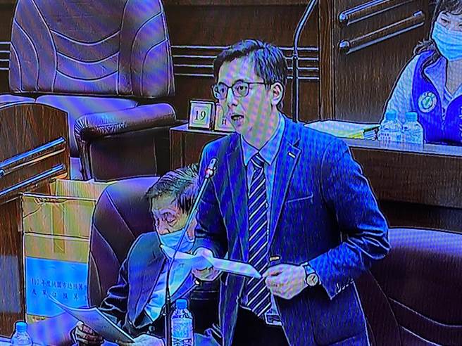 牛煦庭認為議員絕對不能被摸頭，最後表決通過後氣憤摔專案報告書負氣離去。(蔡依珍攝)