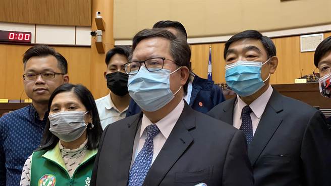 鄭文燦感謝議長邱奕勝和3黨黨團的支持，在3個附帶決議下，讓墊付案可以通過。(蔡依珍攝)