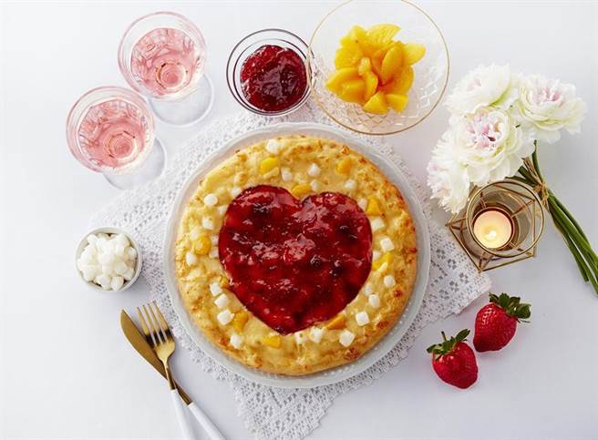 （抢白色情人节商机，达美乐推出「草莓甜心披萨」。图／达美乐提供）