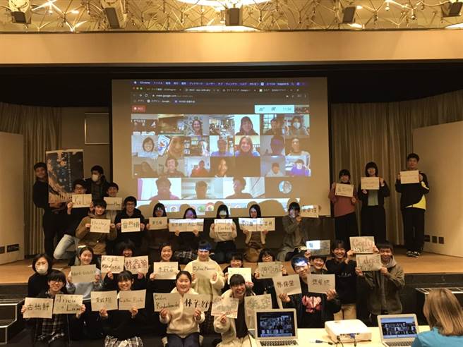 義大應日系和日本、美國同學進行視訊研討會，互相切搓日文。（義守大學提供／李侑珊台北傳真）