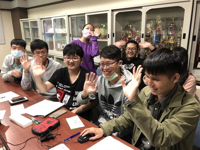 應日系同學開心與遠端的外國同學打招呼。（義守大學提供／李侑珊台北傳真）