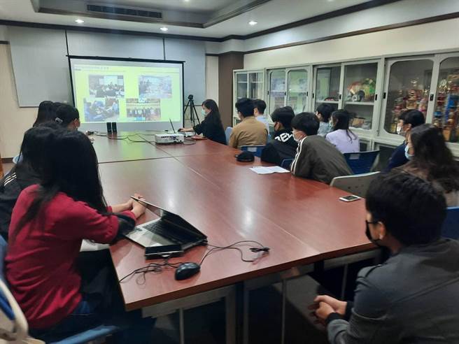應日系同學透過視訊進行跨國交流，暢談動漫產業。（義守大學提供／李侑珊台北傳真）
