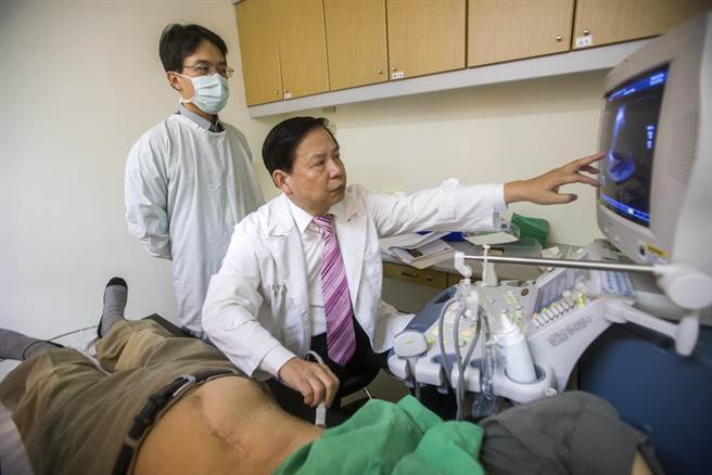 肝病防治學術基金會董事長許金川教授提醒民眾，每年做一次腹部超音波，若Ｂ肝、Ｃ肝者，則應半年做一次。（圖肝病防治學術基金會提供）