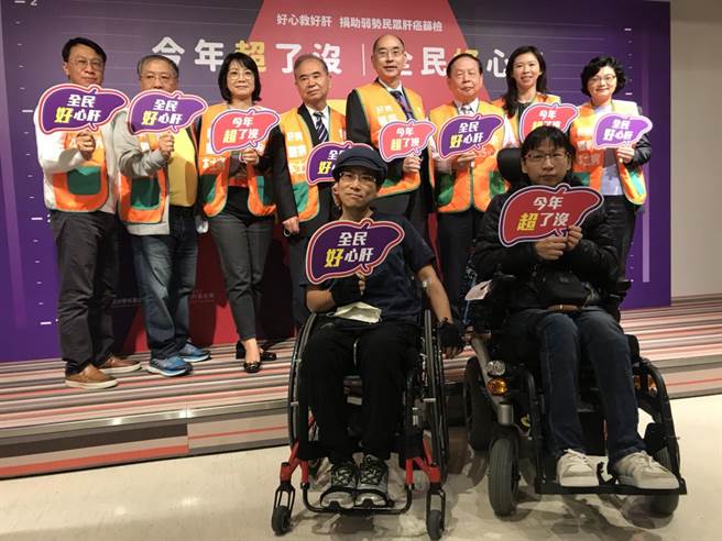 肝病防治學術基金會今天舉辦記者會，邀請藝人游安順擔任代言人，並啟動「今年超了沒？全民腹超十年計畫」，免費為身障者、環保清潔員、運將、保全等勞工檢查。（鄭郁蓁攝影）