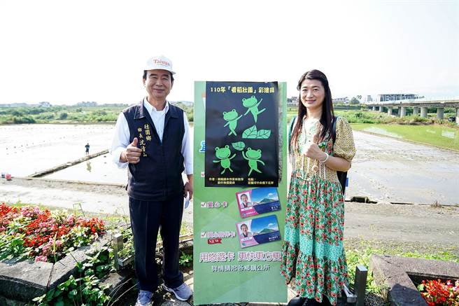 壮围乡长沈清山（左）与「玉叶田蛙」创作者林秋萍欢迎乡亲造访壮围，欣赏彩绘田的景致。（李忠一摄）