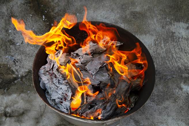 台中市梧栖区港埠路一段的巷弄里，明晚（12）将举办祭空棺仪式，家属透过脸书公告讯息，提醒民眾若有忌讳，可暂时避开该路段。（示意图/Shutterstock提供）