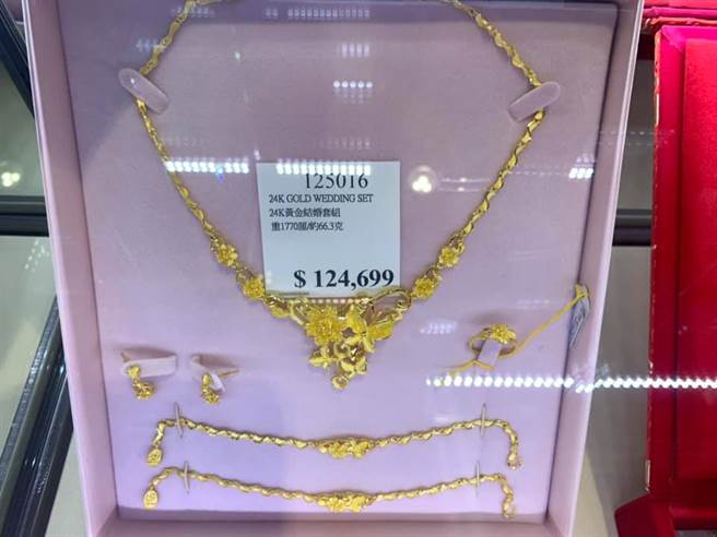 霸气入手好市多12万金饰组，女曝连买2次理由，网一看超羡慕。（图／翻摄自好市多商品经验老实说）