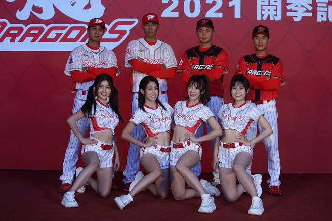 曾陶镕（后排左起）、王维中、刘基鸿、吴东融穿上全新主、客场球衣。（季志翔摄）