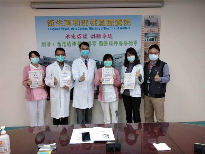 桃療鼓勵同仁拒收病患及其家屬的金錢、紅包，於會議中公開表揚。（姜霏翻攝）